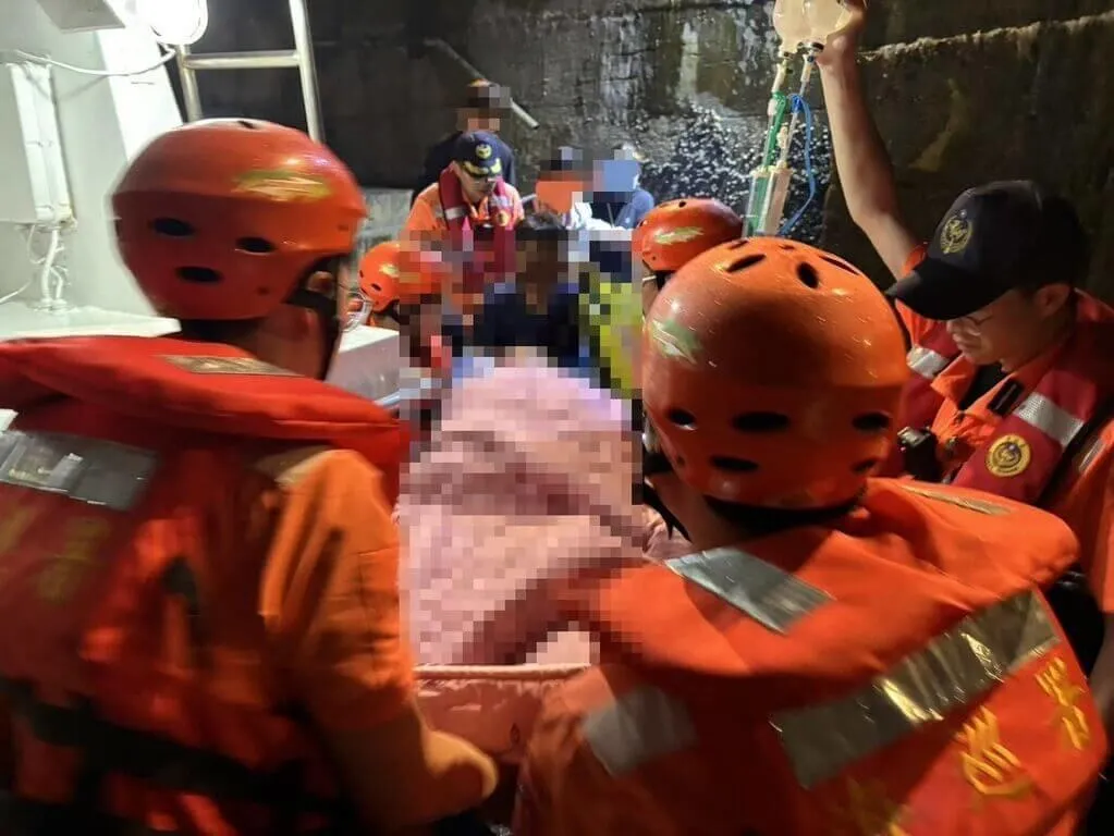 一名男性遊客22日晚間在東莒看藍眼淚時不慎落海，因深夜馬祖各島際間已無交通船，且生命跡象未達直升機後送標準，海巡獲報後，隨即派出巡防艇協助將人後送至南竿急救。（圖／第10海巡隊提供）