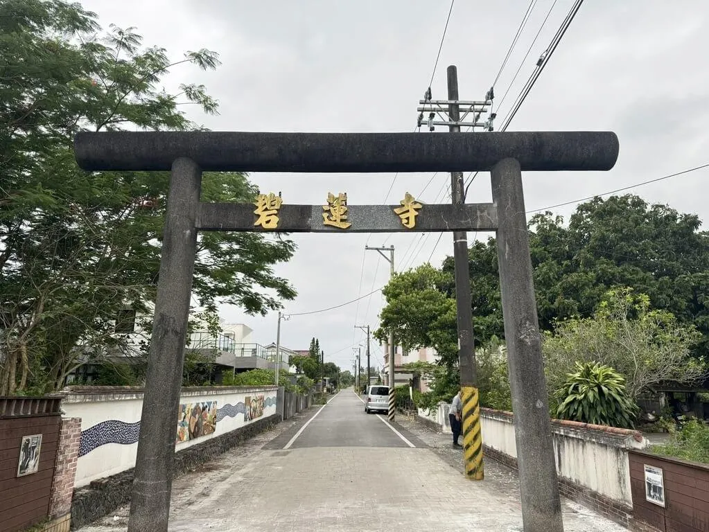 花蓮縣歷史建築「豐田神社參道與遺構」鳥居,遭車輛撞擊導致部分構建受損、結構位移,花蓮文化局委託專業修復廠商評估,由專業匠師循傳統技法完成修繕。(圖/花蓮縣文化局提供)