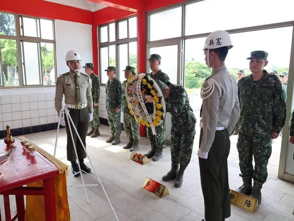 陸軍金門防衛指揮部25日在烈嶼軍人公墓舉行「大二膽戰役勝利76週年」紀念活動，由指揮官黃先任率防區重要幹部及烈嶼守備大隊官兵代表，於烈嶼軍人公墓忠烈殿追悼大二膽戰役殉國烈士。（陸軍金門防衛指揮部提供）