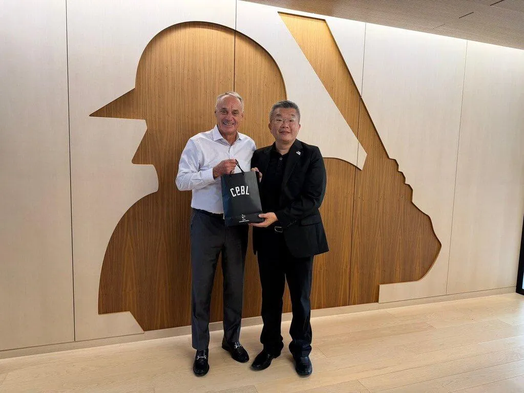 中華職棒大聯盟會長蔡其昌(右)訪問美國職棒大聯盟,會晤主席曼佛瑞德(左)等高層。(圖/中華職棒大聯盟提供)