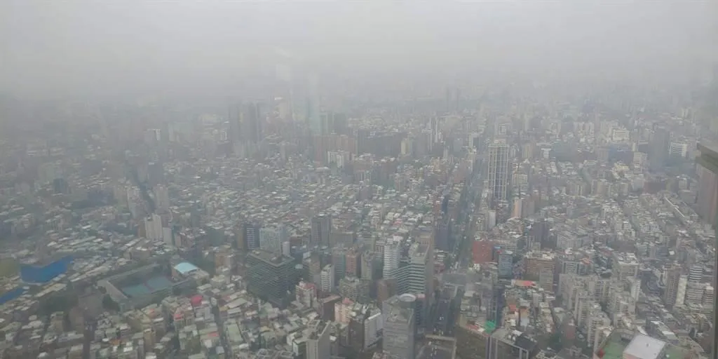 台灣受西南風挾帶境外污染物影響，西半部易累積，敏感族群請適時防護。（示意圖／中天新聞）