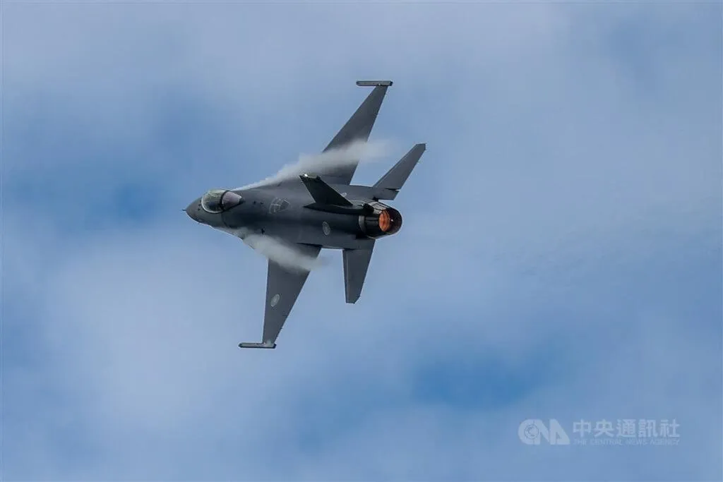 我國F-16AM戰機的高速機動飛行。(圖/中央社)