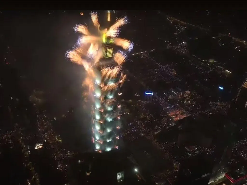 年底各地的大型跨年活動,將考驗政府的維安應變能量。圖為101跨年煙火。(圖/翻攝自台北市政府YT)
