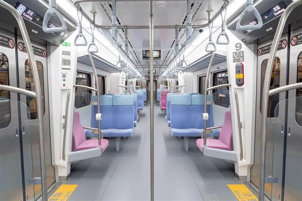 台鐵指出,今日加開的班次採用EMU900型區間快車行駛,列車於晚間19點27分自七堵站始發,並於20點整駛離臺北站。(資料照/台鐵提供)