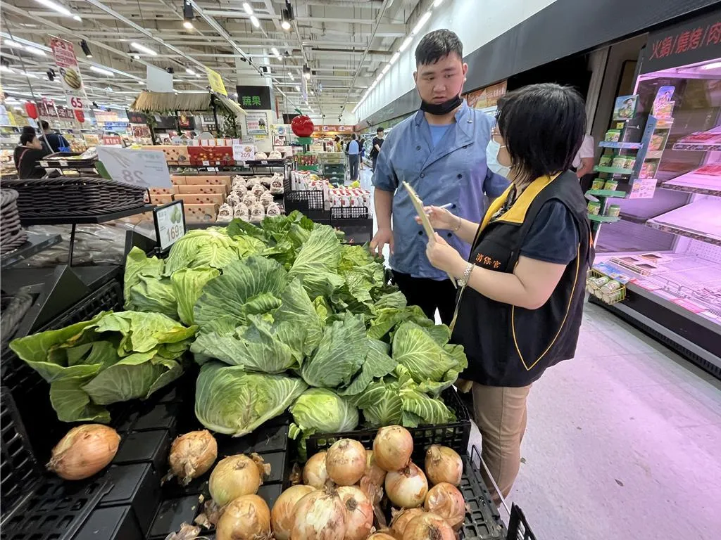 許多民眾都會到大賣場採購水果蔬菜和魚肉類等產品。（資料照／中天新聞）