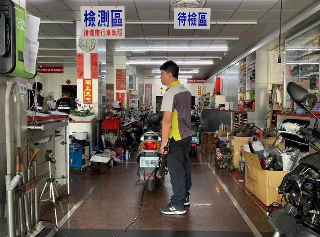 台中市環保局近年積極推動機車定檢通知E化簡訊服務，並從113年起停止寄發傳統紙本定檢明信片，全面啟用機車定檢通知電子化服務。（圖/資料照）