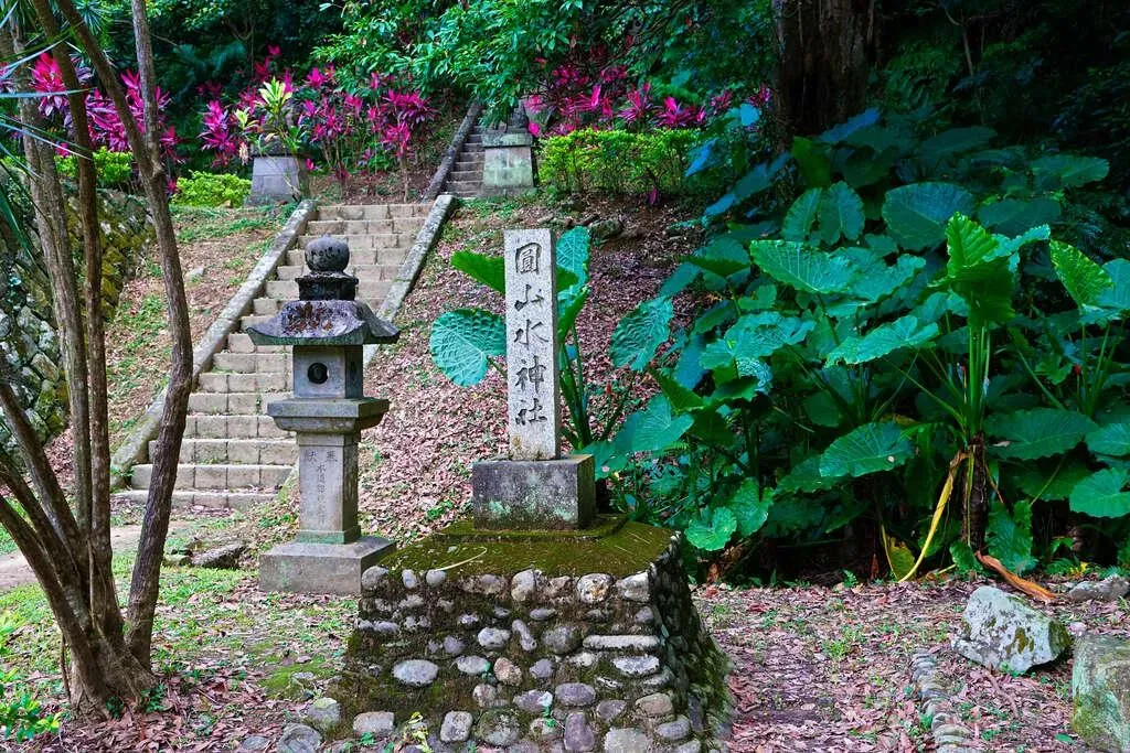 神社設置刻有「圓山水神社」的石碑。（圖／翻攝自臺北旅遊網／高讚賢攝）
