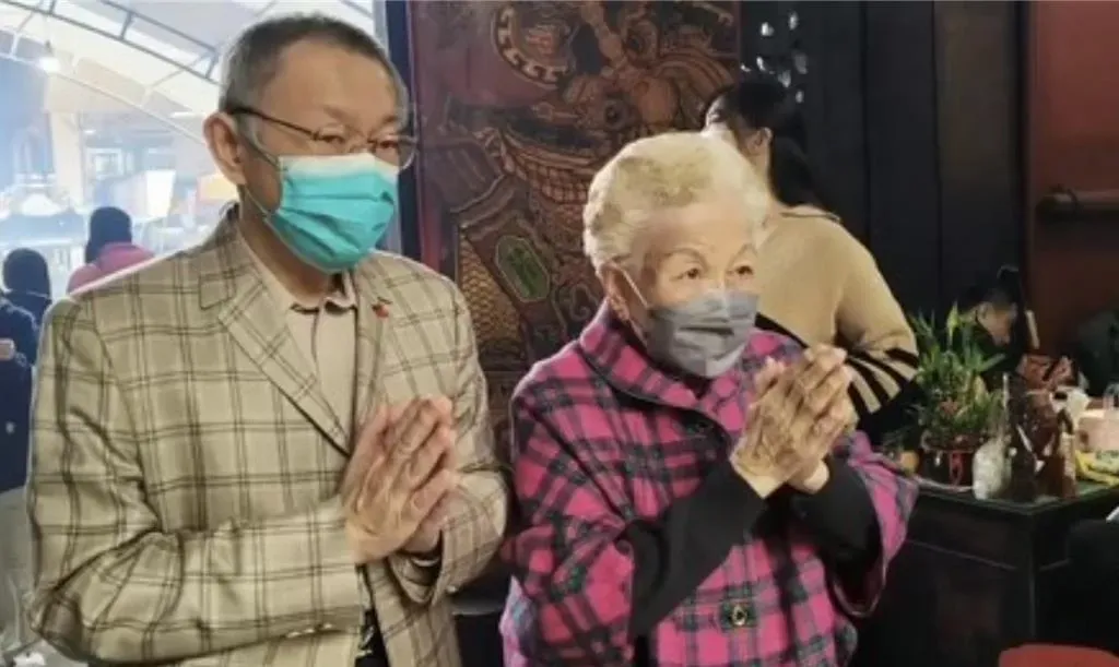 民眾黨主席柯文哲（左）2025元旦上午回新竹到醫院探望柯爸柯承發，隨後並和柯媽何瑞英（右）到城隍廟拜拜祈福。（民眾提供／中時陳育賢新竹傳真）