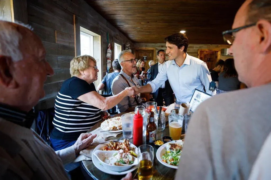 加拿大總理杜魯道與民眾握手寒暄。（資料照／翻攝自X@JustinTrudeau）