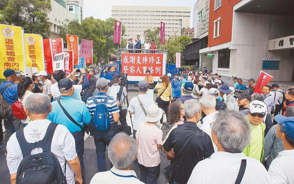 立法院院會7日三讀通過《警察人員人事條例修正案》，將退休警消所得替代率最高提升到80％。（圖/資料照）