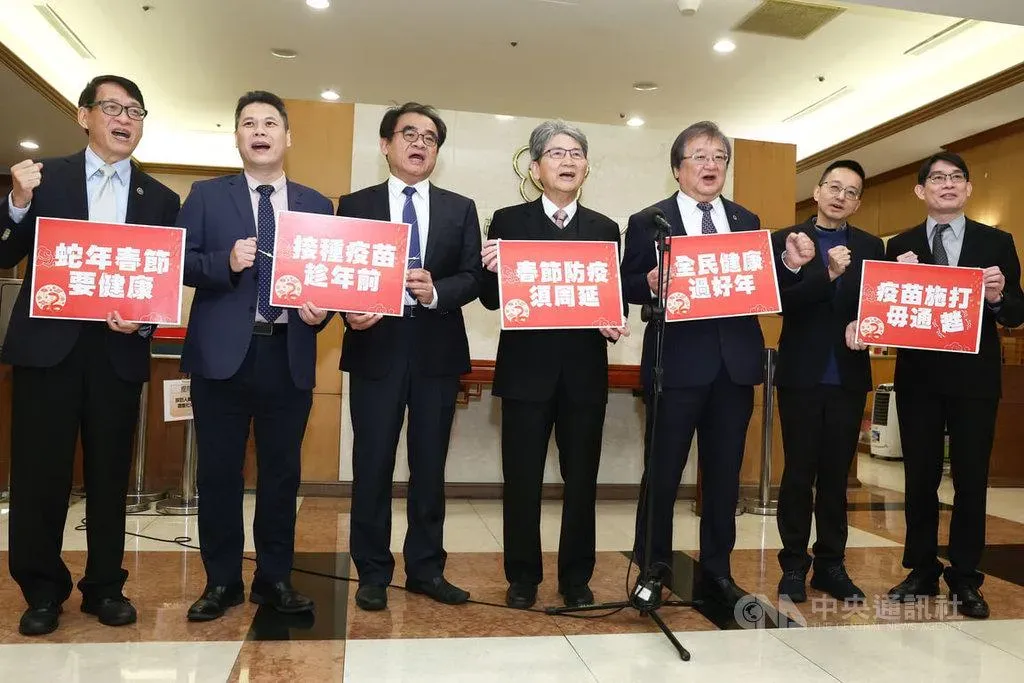 醫師出身的民進黨立委王正旭(中)、衛福部長邱泰源(右3)、疾管署副署長羅一鈞(右2)及醫師公會代表呼籲符合資格的民眾盡速接種流感或新冠等疫苗。(圖/中央社)