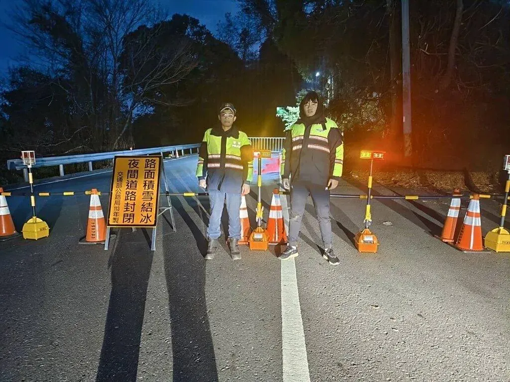 公路局10日入夜至11日清晨採預警性封閉翠峰至大禹嶺路段，車輛只出不進。（圖／交通部公路局提供）