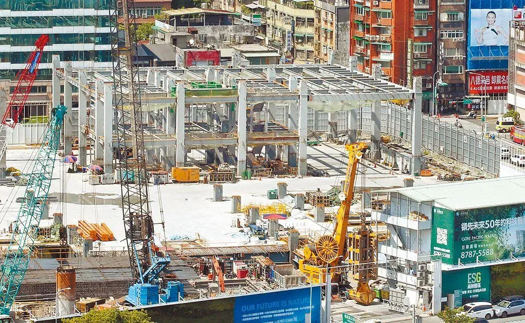 台北地檢署偵辦京華城弊案，圖為京華城改建工地、興建中的「京華廣場」。（圖／中時范揚光攝）