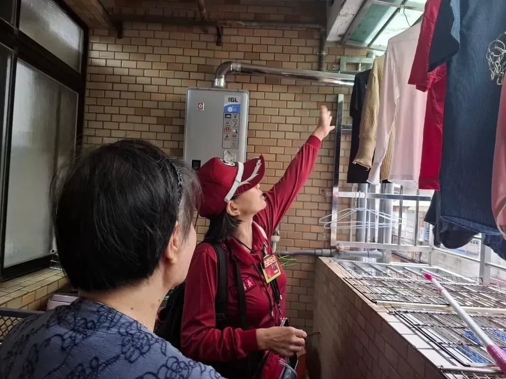 消防人員赴民眾家中宣導室內應保持通風,慎防一氧化碳中毒。(圖/台北市消防局提供)
