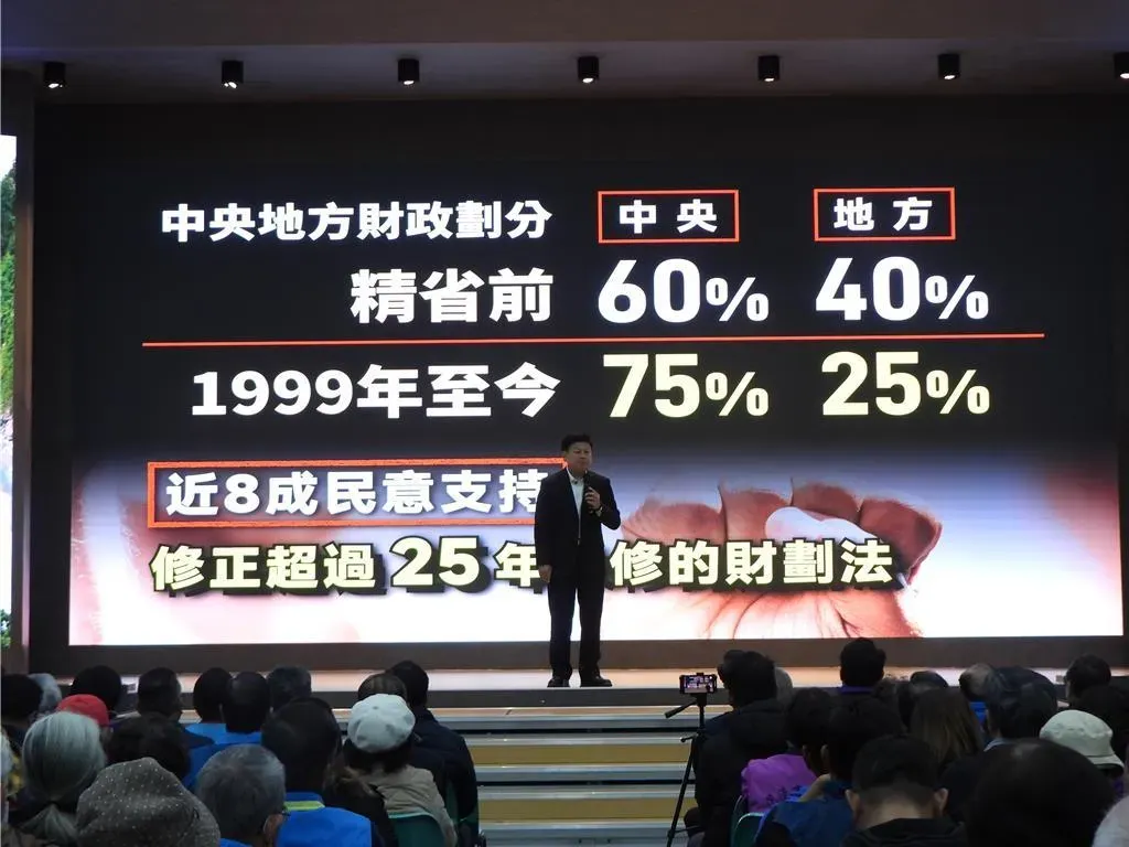 國民黨花蓮縣黨部今天(12日)在花蓮縣吉安國小活動中心舉辦「問政說明」暨歲末聯歡活動,立法院黨團總召傅崐萁特別回到花蓮,向黨員說明黨內這1年推動的福國利民相關法案。(圖/中時羅亦晽攝)