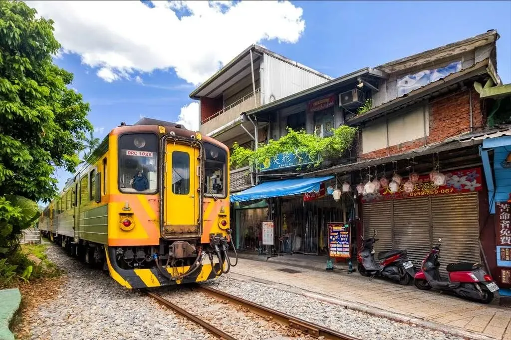 平溪老街最有名的莫過於和街道並存的鐵路，許多鐵道迷時常前往朝聖。（圖／翻攝自新北市觀光旅遊網）