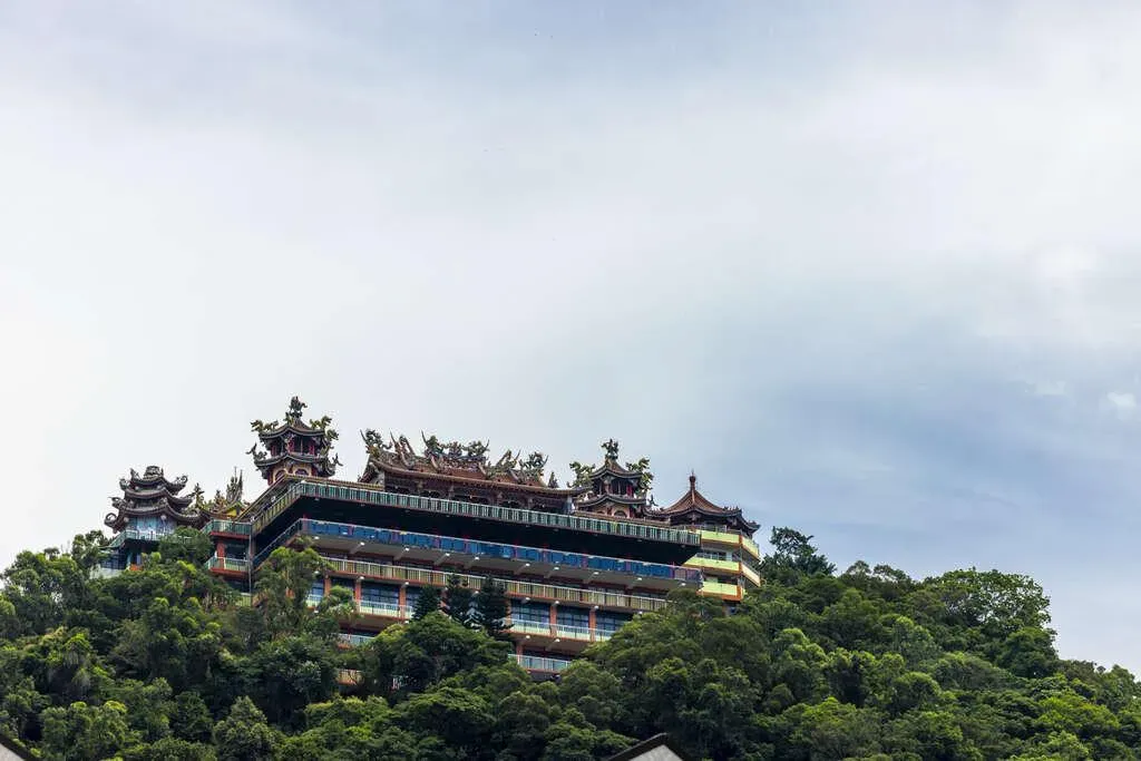 北市內湖碧山上建有開漳聖王廟，又稱碧山巖，香火鼎盛，前方平台可以觀賞廣闊的台北盆地風景。（圖／翻攝自台北市觀傳局官網）