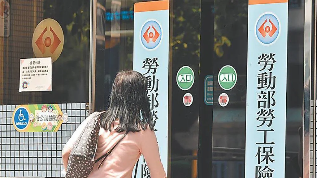 勞工年滿60歲在職仍可請領勞退金。(圖/工商時報資料照)