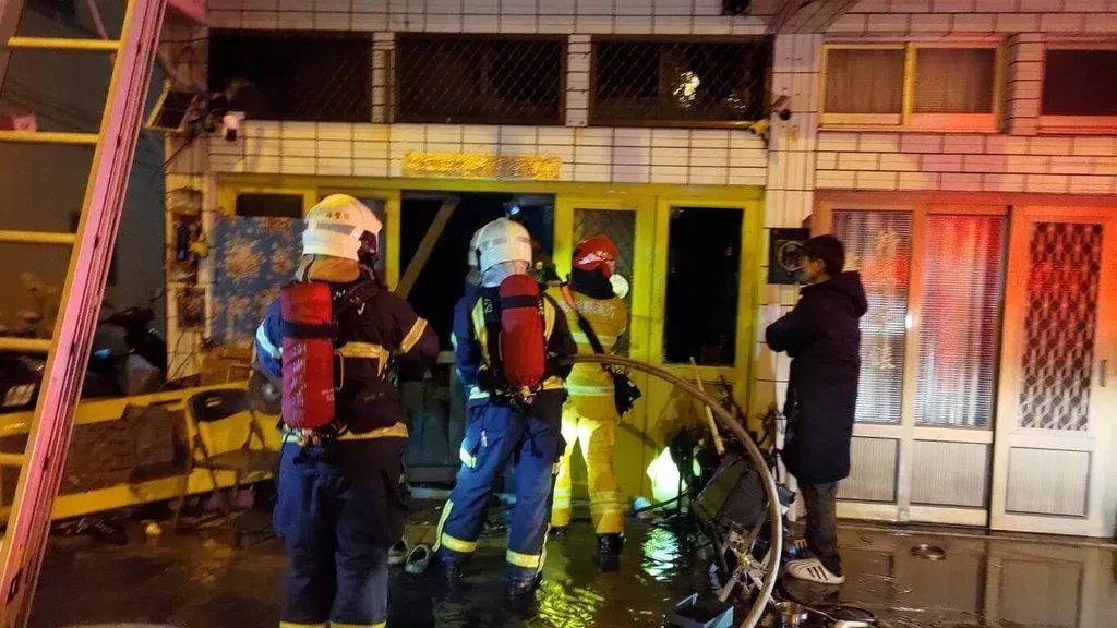 警消漏夜搶救撲滅火勢,救出3人送醫。(圖/澎湖縣政府消防局提供)