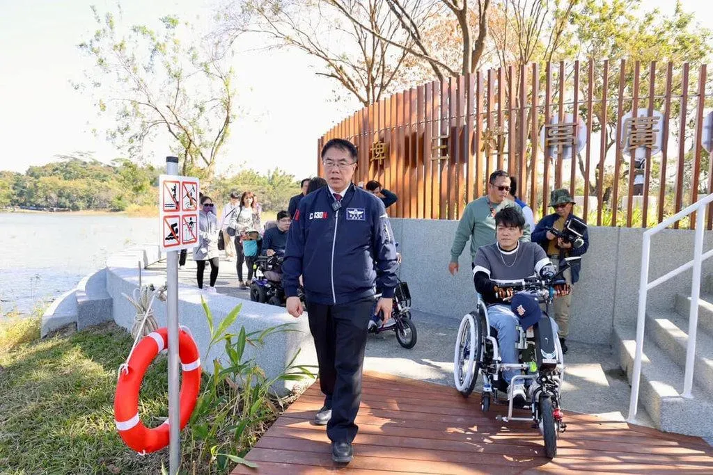 台南市政府於新化虎頭埤風景區打造「虎埤泛月」環境生態遊憩設施及露營區，盼水岸遊憩新環境成為民眾春節假期出遊好去處。（圖／台南市政府提供）