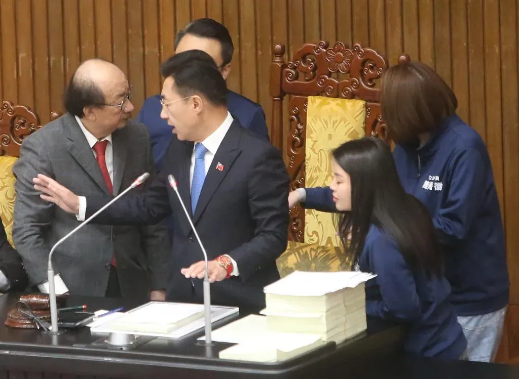 立法院院會20日審查114年度中央政府總預算案，民進黨立院黨團總召柯建銘（前左）到主席台和立法院副院長江啟臣（前中）交換意見時，被國民黨立委上前阻止，一度動怒。（圖／中時趙雙傑攝）