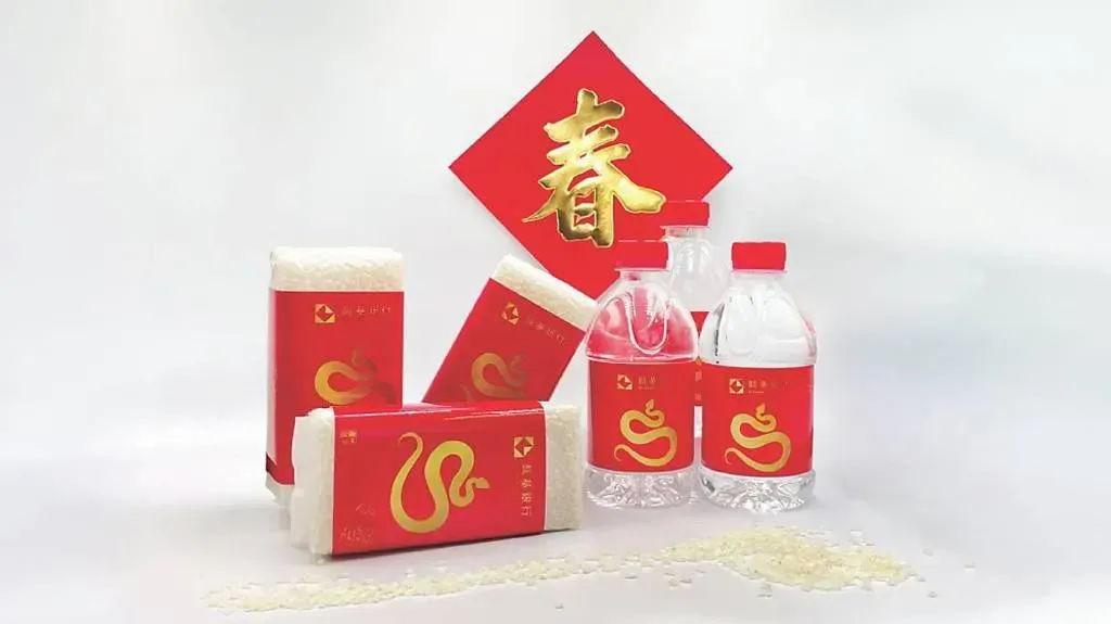 凱基銀行推新春理財限時美元高利定存,利率最高8.88%,限量牡丹金蛇發財水發財米,吉祥富貴雙收。(圖/凱基銀行)
