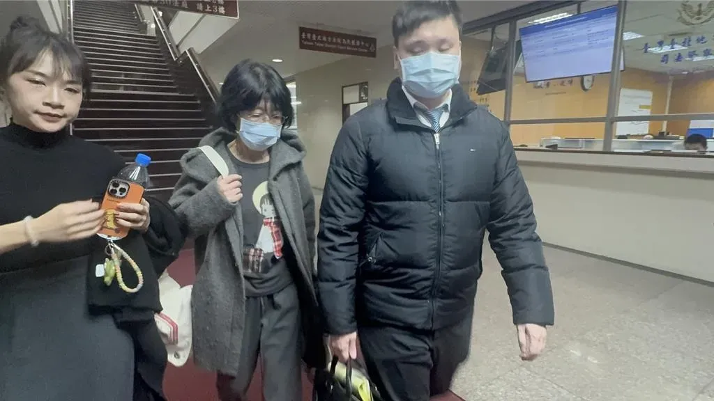 陳佩琪（中）22日現身北檢。（圖／中國時報）