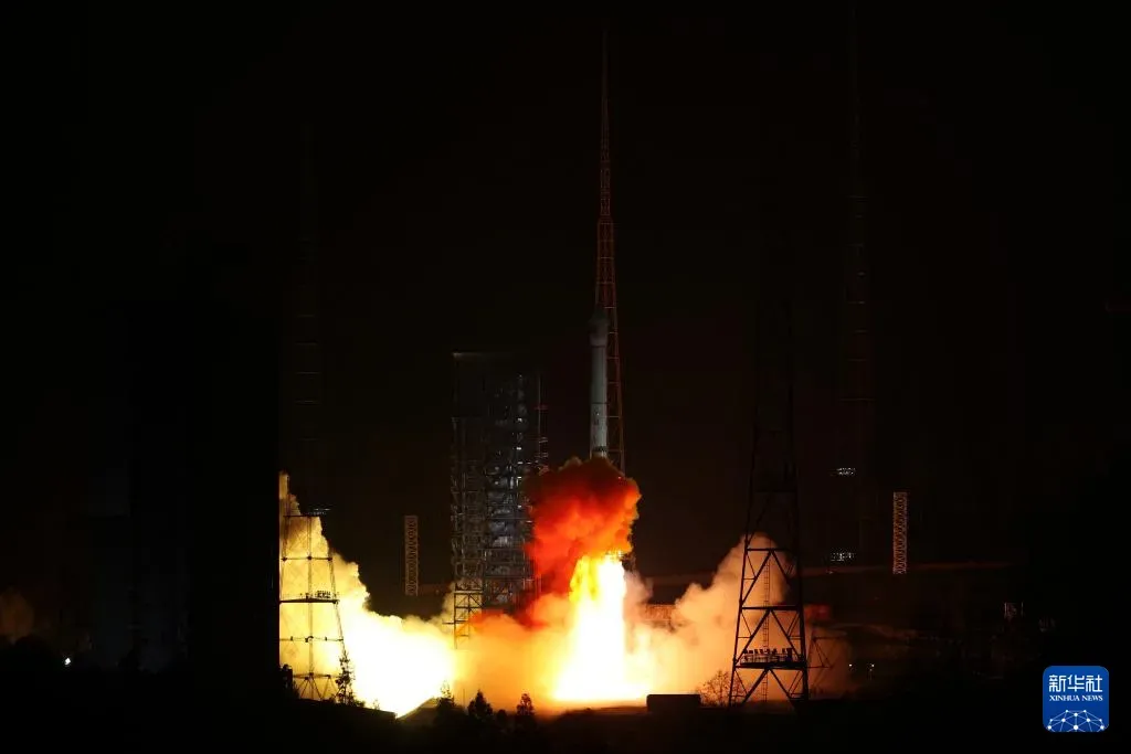 1月23日23時32分，中國大陸在西昌衛星發射中心使用長徵三號乙運載火箭，成功將通訊技術試驗衛星十四號發射升空，衛星順利進入預定軌道，發射任務獲得圓滿成功。（圖／新華社）
