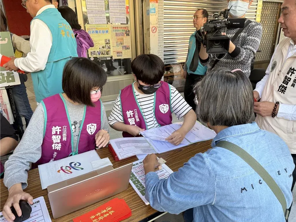 民進黨立委許智傑在鳳山服務處設立第一個全台立委罷免連署站,呼應總召柯建銘要求黨團成員都要回到選區動起來,讓大罷免全台串聯的動員令。(資料照/中時紀爰攝)