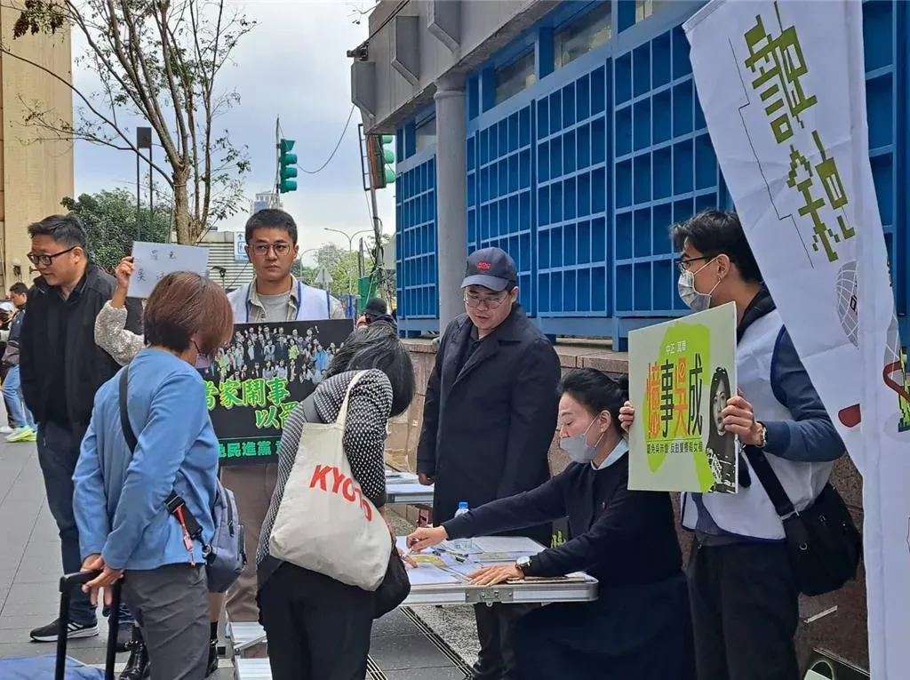 針對「年後大罷免，在野黨要如何反制？」最新網路民調，有79%的網友認為要精準打擊，鎖定目標全力出擊。圖為關心罷免民進黨立委吳沛憶意向書的民眾。（圖／中時温予菱攝））