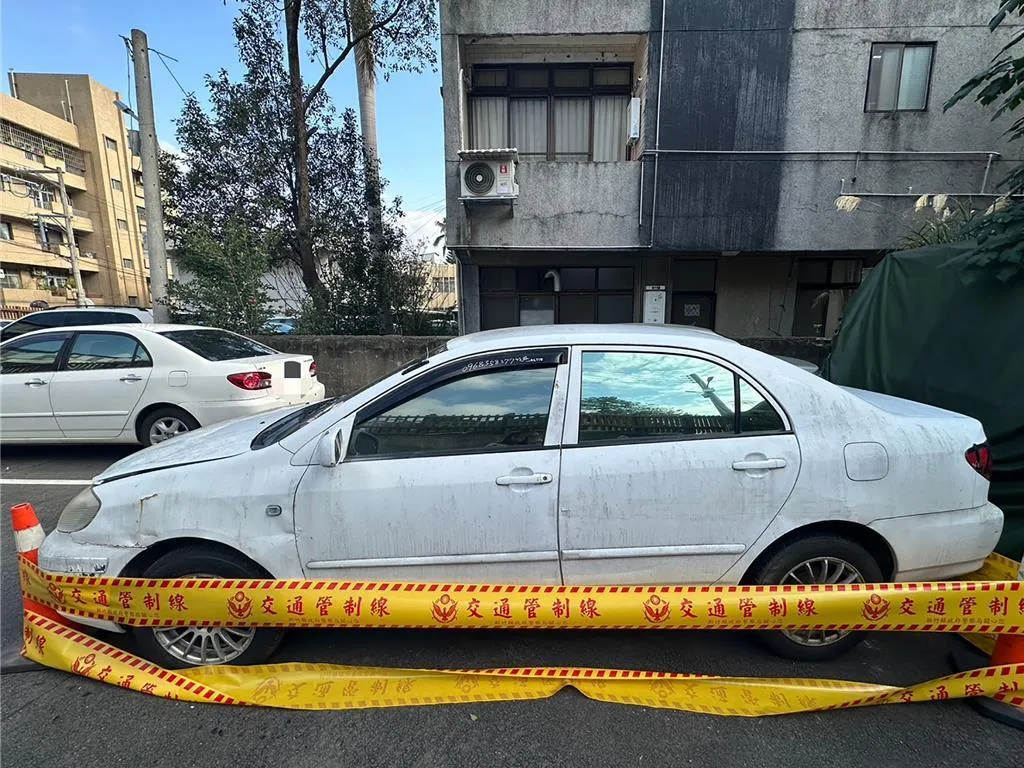 警方深夜在新竹市千甲路偏僻處找到嫌犯使用的白色豐田轎車。（圖／翻攝畫面）