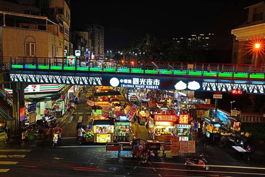 桃園市中壢夜市驚傳「龜髮男」持竹籤隨機刺人致傷，警方派員到夜市周遭加強維安。（示意圖／翻攝自桃園觀光導覽網）