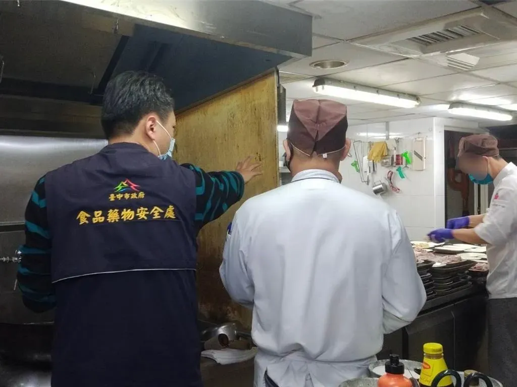 台中市食安處派員稽查。(圖/中市食安處提供)