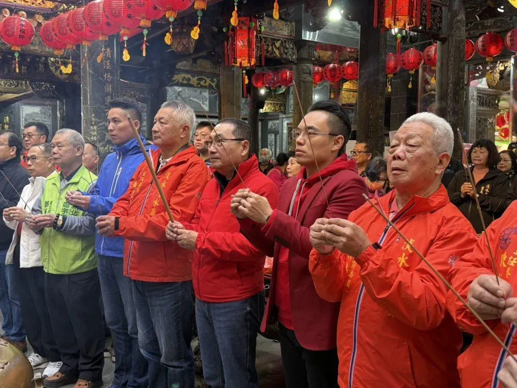 侯友宜大年初二前往淡水清水巖、淡水天元宮、淡水緣道觀音廟走春。（圖／新北民政局）