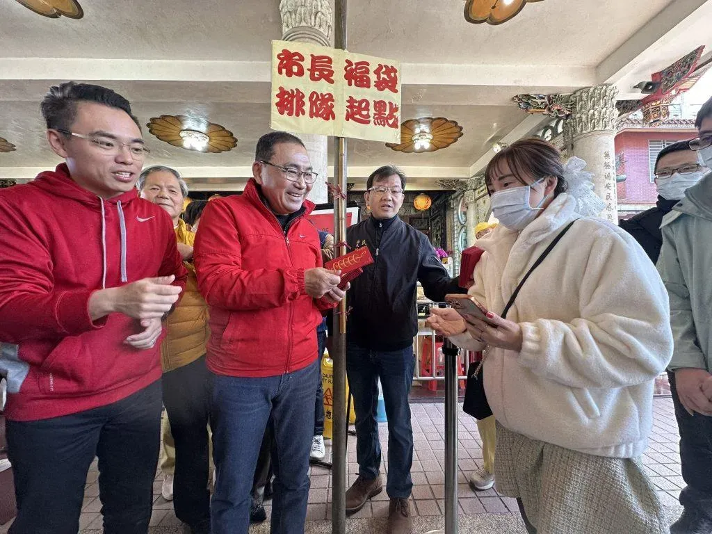 新北市長侯友宜（左二）、國民黨立委洪孟楷發送新春福袋。（圖／新北民政局）