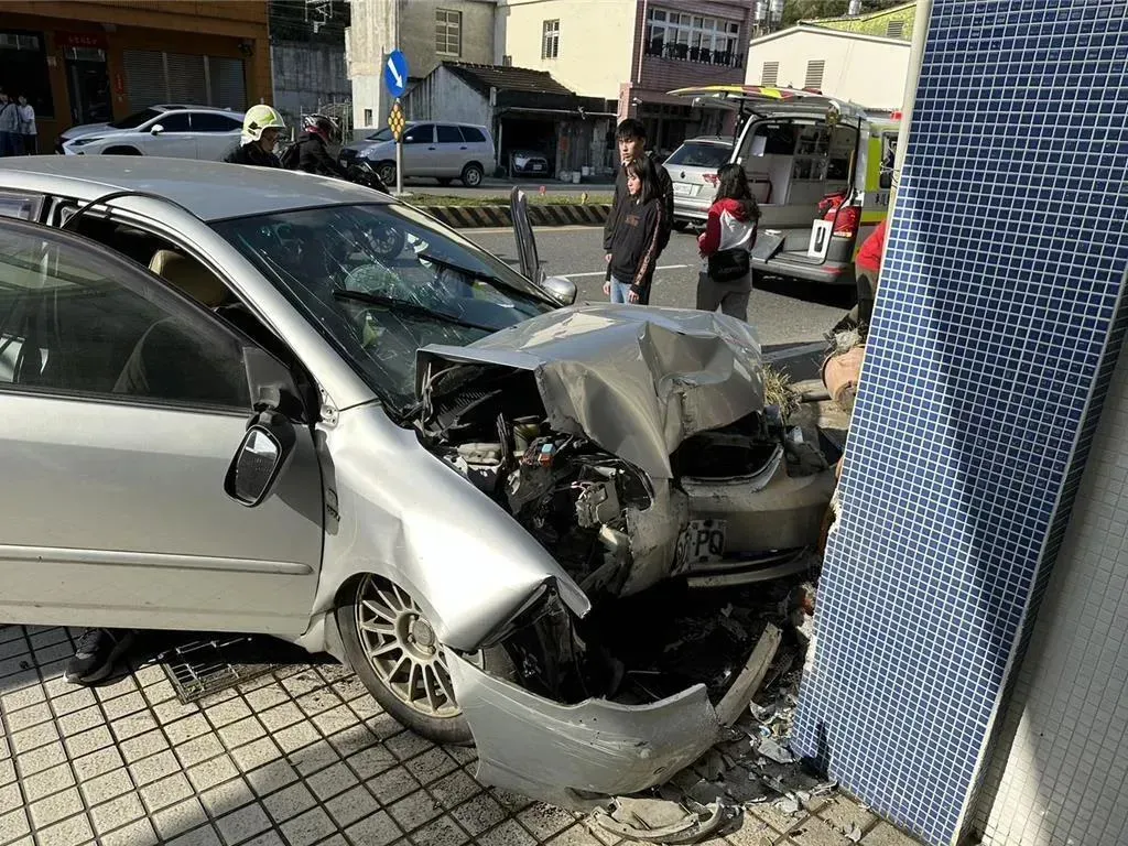 車頭嚴重毀損。（圖／宜蘭縣消防局提供）