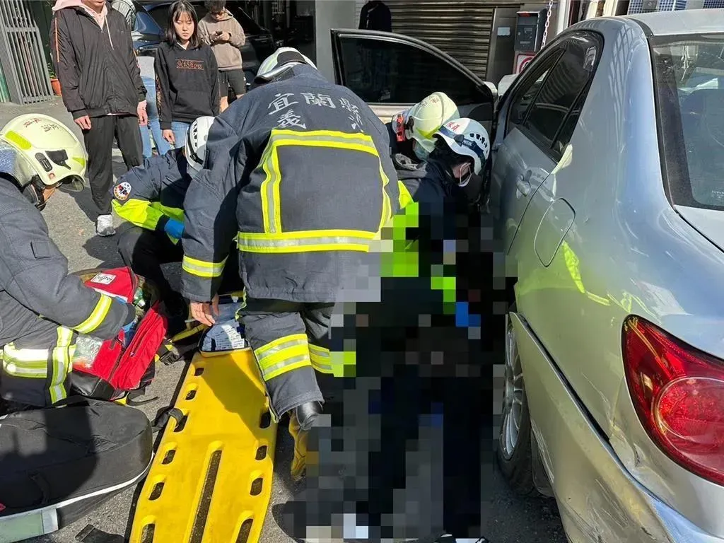 警消人員到場救援。（圖／宜蘭縣消防局提供）