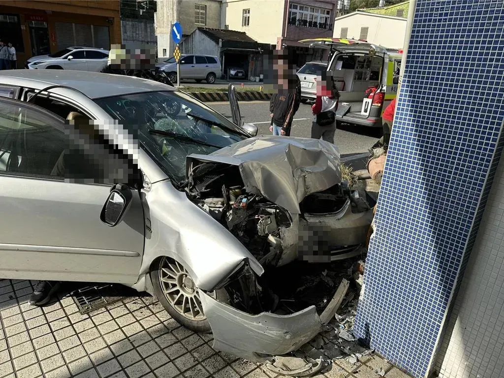 車頭嚴重毀損。（圖／宜蘭縣消防局提供）
