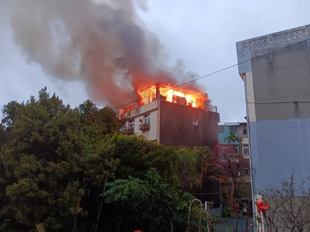 台北市士林區中社路二段一棟民宅今天（2日）上午6時許發生火警。（圖／翻攝畫面）
