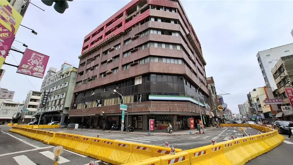 來亞大樓屋齡屆40年，號稱「台南最後1棟鬼屋」，台南市工務局表示將評估是否整棟拆除。（圖／資料照）