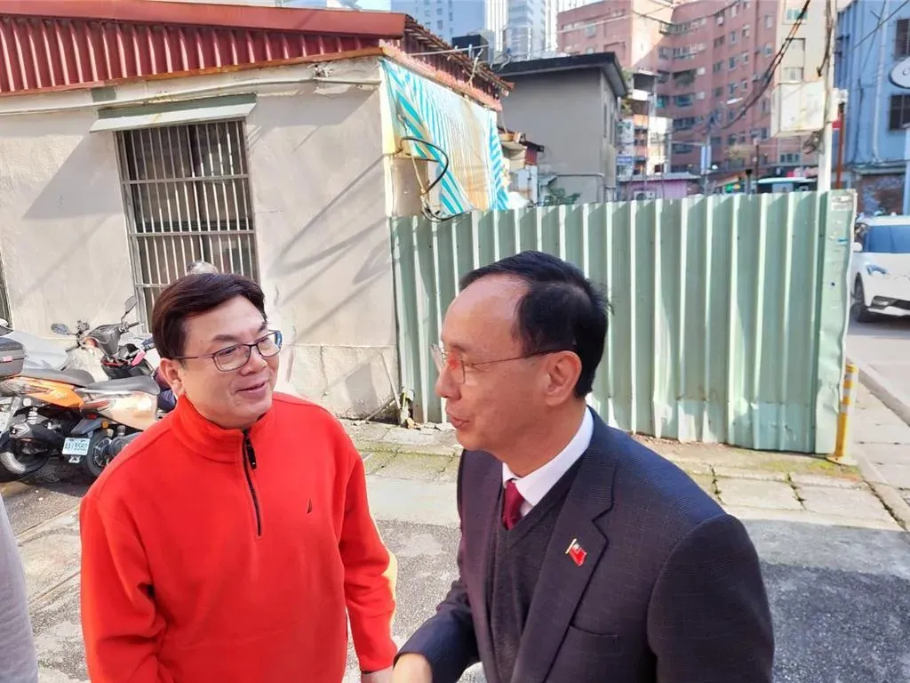 國民黨主席朱立倫至國民黨新北市黨部團拜，新北市副市長劉和然（右）在樓下迎接。（圖／中時陳慰慈攝）