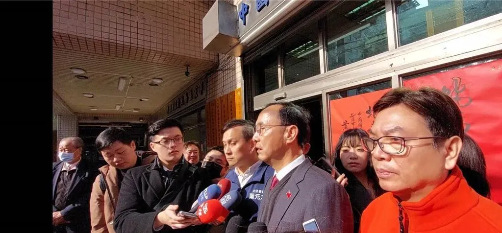 被視為2026年國民黨新北市長熱門候選人之一的新北市副市長劉和然（右）緊跟國民黨主席朱立倫。（圖／中時陳慰慈攝）