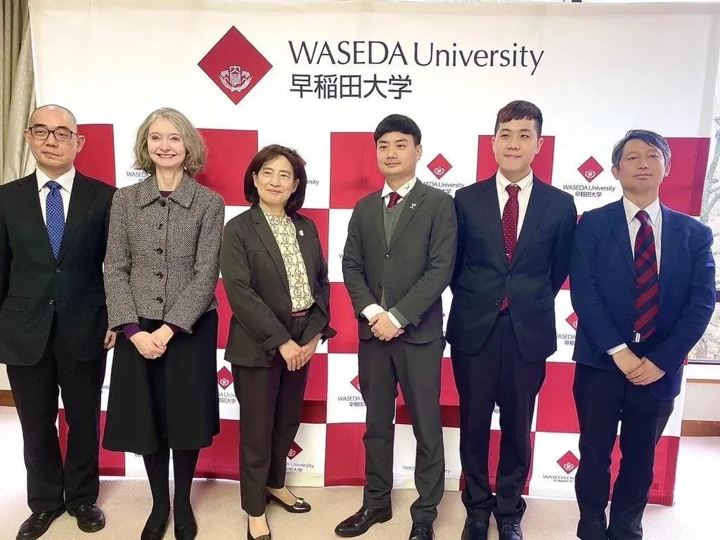 左起為早稻田大學留學中心事務長玉田正樹、 早大國際部長埃爾伍德（Kate Elwood）、早大留學中心所長瑞伊（Maji Rhee）、殷瑋、青年局國際發展科企劃師陳力光、早大國際部國際課課長楊振。（圖／台北市青年局提供）