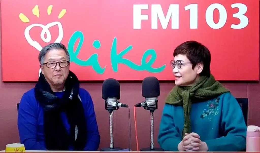資深製作人王偉忠(左)神情憔悴。(圖/翻攝自中廣流行網 i like radio YouTube)