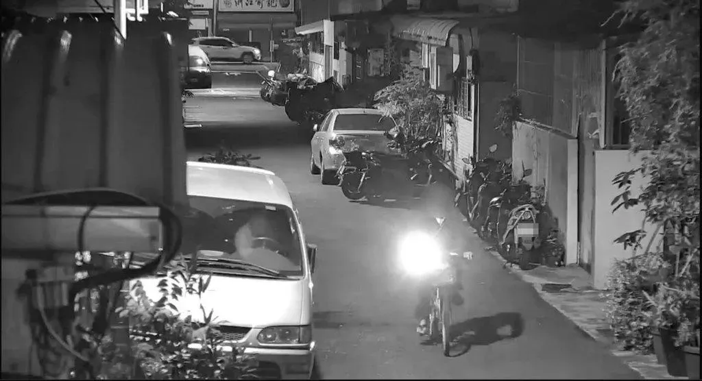 監視器畫面拍下張嫌犯案後疑似外出棄屍情形。(圖/高市刑大提供)