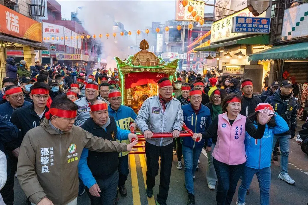 桃園市龍潭迎古董接財神活動是龍潭每年的民俗文化盛事，桃園市長張善政9日下午前往參與活動。（圖／中時廖姮玥攝）