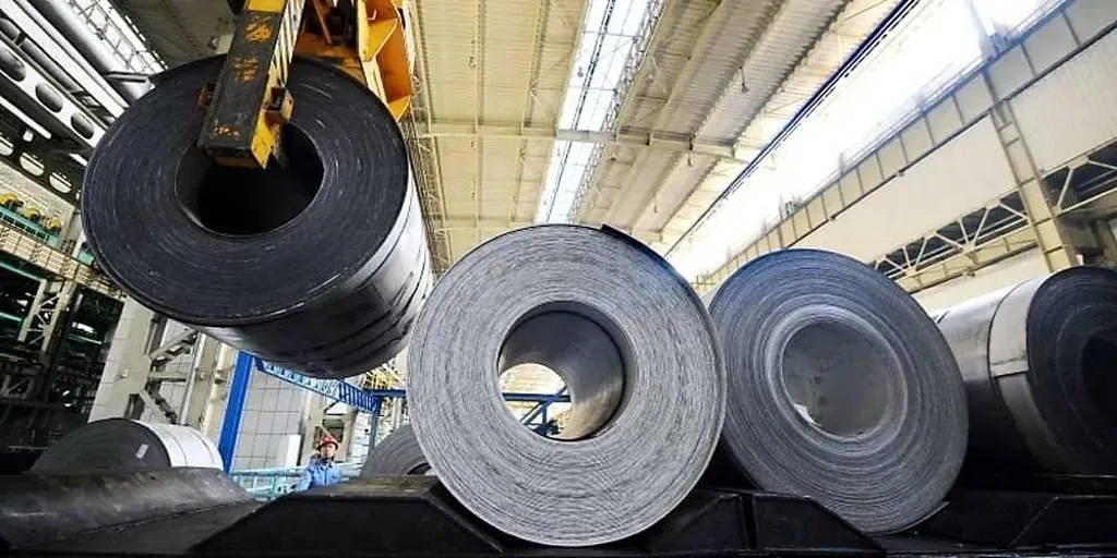 美國總統川普在空軍一號上表示，周一他將宣布對所有美國進口的鋼鐵和鋁徵收25%新關稅。 （圖／工商時報）