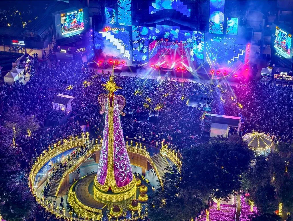 新北耶誕城是每年年底板橋盛事，雖然帶來大量人潮與商機，但也造成居民交通問題。（資料照／新北市觀旅局提供）