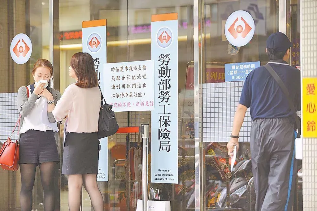今年(2025)開始，勞保費率調漲了，由原先的12%調整為12.5%。（圖/資料照）