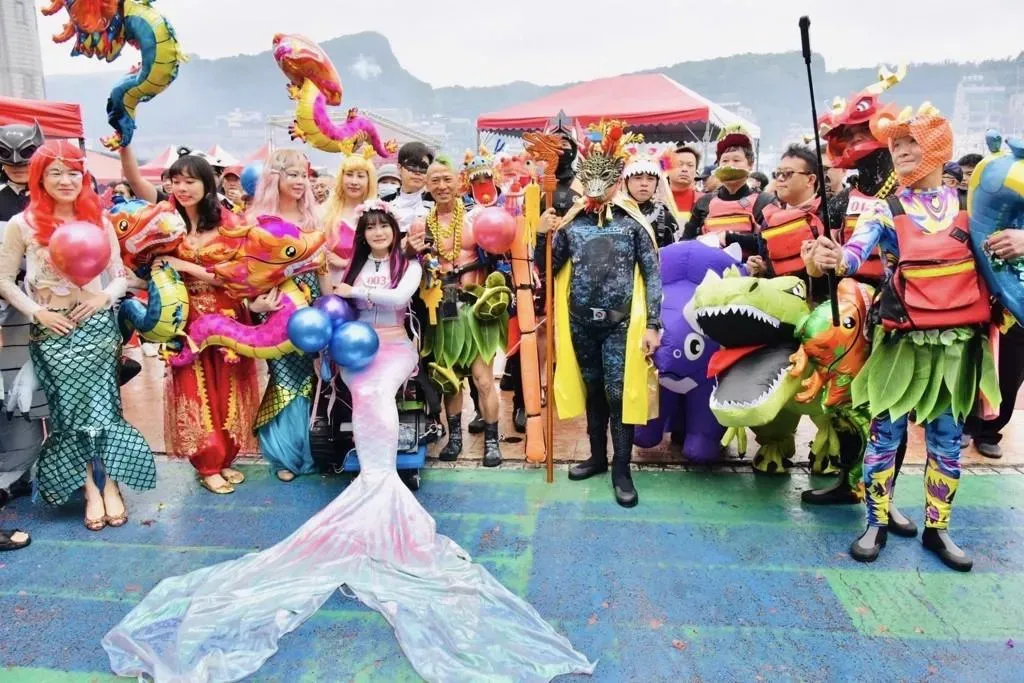 每年神明淨港活動吸引許多國內外勇士，趣味裝扮淨港體驗。(圖／新北市政府民政局提供)